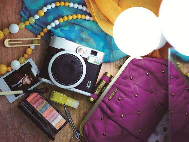 Fujifilm rilancia la fotografia istantanea con la Instax Mini 90 Neo Classic